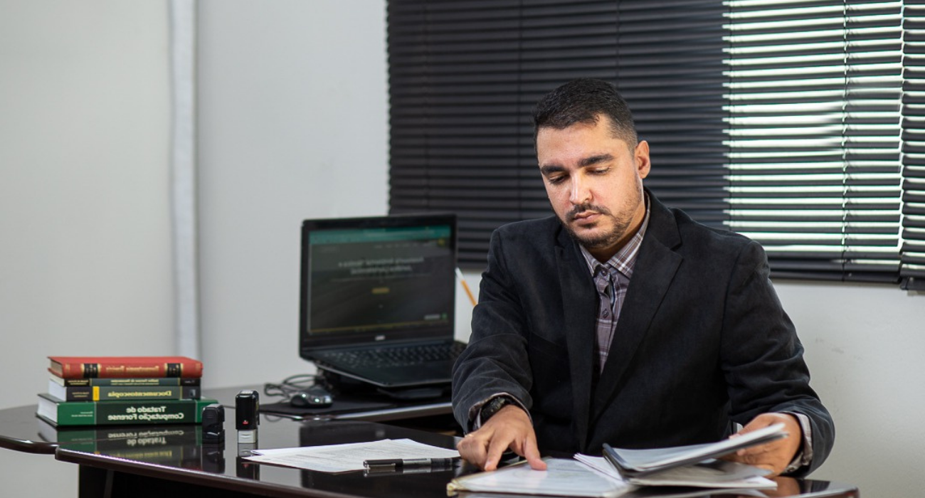 Dr. Thiago Alvarenga - Perito Criminal Particular com experiência em perícia técnica